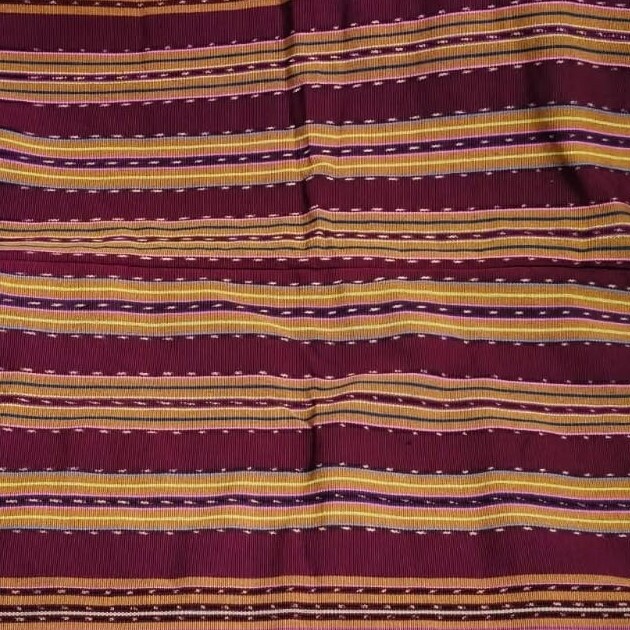 Motif Tenapi: Penjaga Perempuan dan Kesuburan
Tenapi melambangkan perempuan sebagai pusat kehidupan dan penjaga keberlangsungan generasi.
Motif ini terinspirasi dari bentuk rahim atau wadah kehidupan, simbol kesuburan dan kasih sayang.
Setiap sulaman Tenapi adalah doa untuk bumi yang subur, anak-anak yang tumbuh kuat, dan perempuan yang tetap tegar dalam badai.
Tenunan ini dipakai saat pernikahan, balasa gading laki-laki saat anak Perempuan menikah dan kain motif ini dulunya hanya dikenakan oleh kaum bangsawan (ata kebele).

