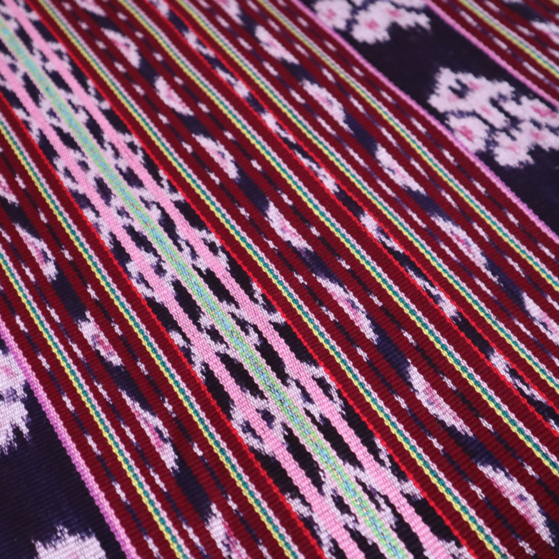 Motif Mekar Waibalun
Secara umum, motif Mekar Waibalun menggambarkan tumbuhan dan bunga yang sedang mekar. Namun, makna filosofisnya jauh lebih luas. Motif ini melambangkan kehidupan, pertumbuhan, dan kesuburan.

