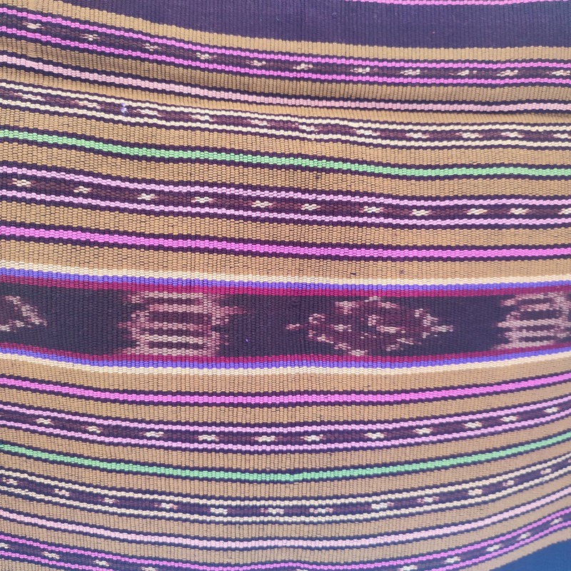 Demo Paji: Simbol Perdamaian
Setiap benang menyimpan kisah Demo dan Paji, yang dulunya berseteru namun kini bersatu, sehingga motif tenun ini lahir dari luka sebagai simbol perdamaian.
Motif ini adalah lambang penyatuan dan kekuatan dalam perbedaan.
Kain ini ditenun oleh perempuan Adonara dan diwariskan secara turun-temurun.
Warna merah melambangkan keberanian, hitam melambangkan masa lalu, kuning melambangkan harapan, dan putih melambangkan ketulusan.
Kain ini adalah perjanjian dua nama besar yang memiliki satu hati dan satu tujuan.

