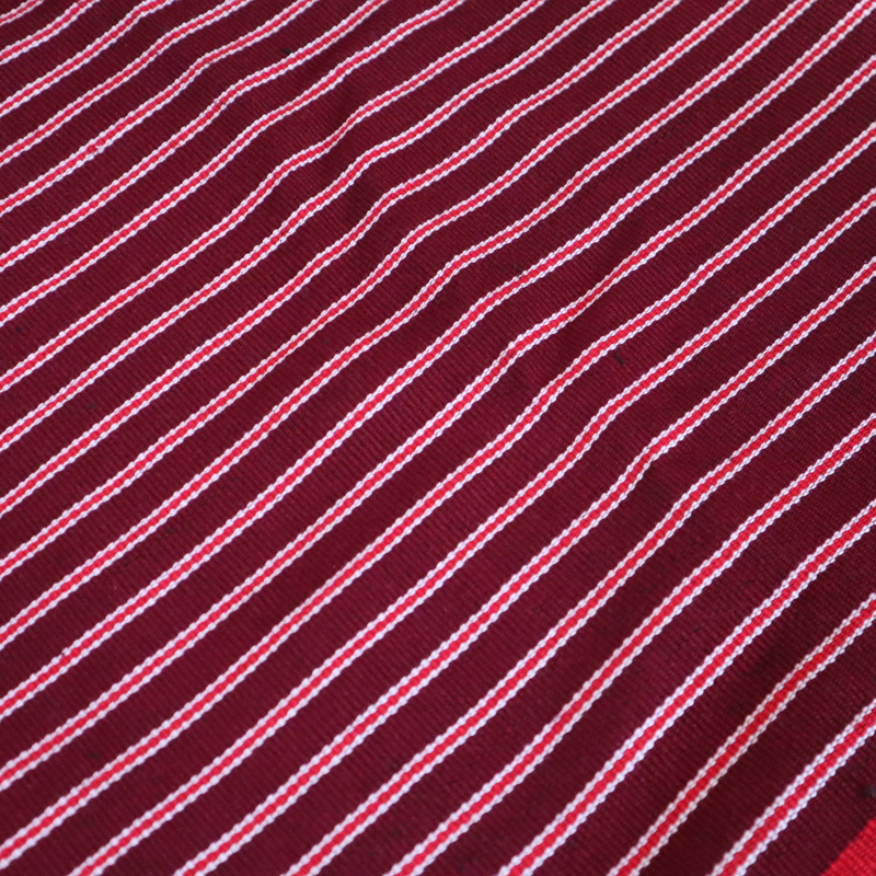 MoMotif belah ketupat, atau yang sering disebut juga motif ketupat, adalah simbol yang universal dan memiliki makna mendalam dalam konteks budaya dan spiritual. Dalam konteks tenun Waibalun, motif ini memiliki makna sebagai berikut: 
Keseimbangan dan Keharmonisan: Bentuk belah ketupat memiliki empat sisi yang sama panjang dan seimbang. Ini melambangkan keseimbangan dalam kehidupan, baik antara alam dan manusia, antara dunia material dan spiritual, maupun antara laki-laki dan perempuan. Ini adalah cerminan dari filosofi hidup masyarakat yang selalu berusaha mencapai harmoni dalam segala aspek.
Perlindungan dan Penjaga: Di beberapa interpretasi, motif belah ketupat dianggap sebagai simbol perlindungan. Bentuknya yang tertutup diyakini dapat menjaga pemakainya dari roh jahat atau pengaruh negatif. Ini sering dikaitkan dengan makna ritual dan spiritual dari tenun itu sendiri.
